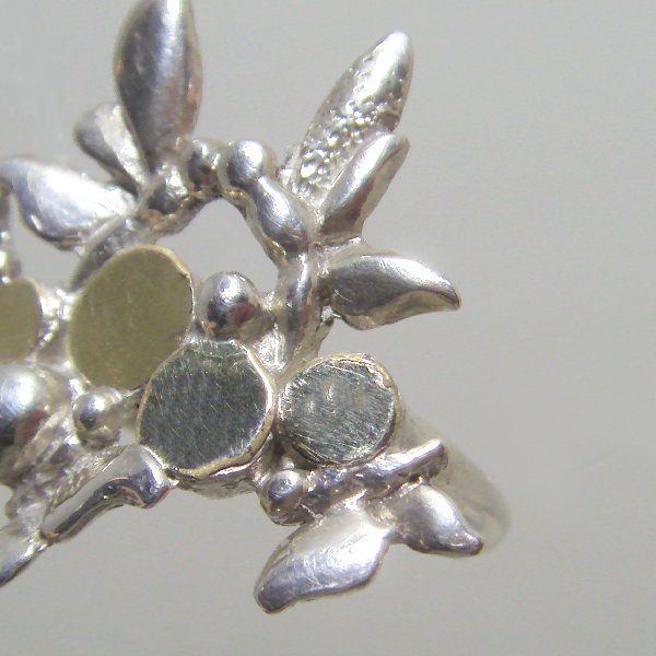 (r1330)Silver ring with floral motif.